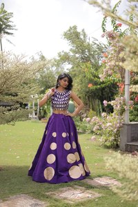 Conjunto de Lehenga de Seda Romana de Calidad de Exportación con Blusa de Encaje con Espejos y Falda de 6 Metros, Colección de Diseñador - Product Image 5