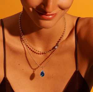 Colgante de oro de 14k y 18k con circonitas y moissanita talla pera, halo de 7.15ctw, en forma de lágrima azul, solo del fabricante, venta al por mayor - Product Image 2