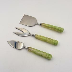Juego de Cuchillo Cortador de Queso y Espátula para Pastel de Acero Inoxidable Vintage con Diseño de Resina, Ideal para Regalo de Boda, al Mejor Precio - Product Image 4