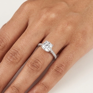 Anillo de Compromiso Clásico para Mujer en Platino PT950 con Diamantes de Corte Cushin 2 y Diamantes Laterales, Certificado IGI - Product Image 5