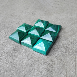 Cabujón de Malaquita Natural en Forma de Pirámide Cuadrada, Piedra Preciosa Calibrada con Reverso Plano, para Joyería - Product Image 1