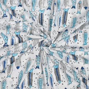 Tela de Algodón Orgánica Ecológica con Estampado de Pez Azul y Diseño Floral sobre Base Blanca, Estilo Kalamkari, para Ropa de Bebé - Product Image 5