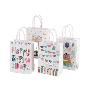 ถุงของขวัญกระดาษอาร์ตเคลือบสีขาวสำหรับงานวันเกิด ขายส่ง ใช้ซ้ำได้ เหมาะสำหรับเสื้อผ้า รองเท้า ขนสัตว์ และงานเฉลิมฉลองต่างๆ - Product Image 1
