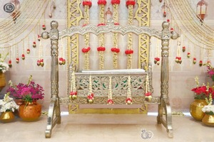 Cuna Decorativa Plateada para Baby Shower, Cuna de Metal Plateada Vintage con Interior Rojo para Decoración de Baby Shower - Product Image 6