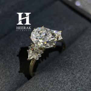 แหวนหมั้นเพชรโมอิสซาไนต์/เพชรแล็บทรงรูปไข่ 2 กะรัต แบบสั่งทำพิเศษ ทองคำขาว 14K ประดับเพชรทรงลูกแพร์สามเม็ด แหวนครบรอบสำหรับผู้หญิง - Product Image 3