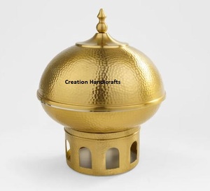 Couverture de casserole chauffe-plat en métal doré, design oriental rond, finition polie, durable, pour plats de service et réchauds. - Product Image 4