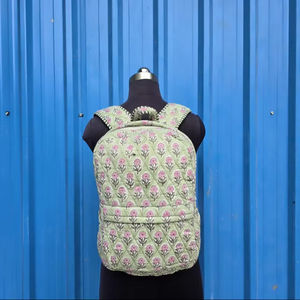 Sac à dos de week-end pour femme en coton matelassé léger fait main, motif floral, écologique, tissu vintage, fermeture éclair, pliable, lavable - Product Image 1