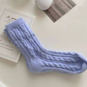 Chaussettes d'hiver pour femmes 2025, douces, en peluche, antidérapantes, pour la maison, pour dormir - Product Image 2
