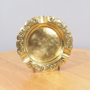 Cendrier en métal sur pied, finition bronze antique, avec sculptures en relief de roses, disponible à prix de gros. - Product Image 6