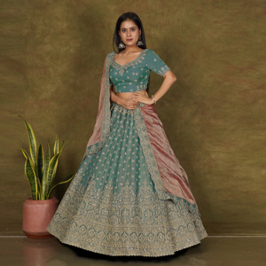 Lehenga Choli en soie avec broderie dense sur toute la surface, dupatta contrastant et bordure ornée – Ensemble pour fêtes et plage - Product Image 5