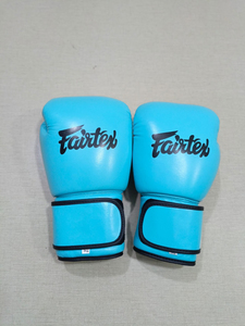 นวมชกมวย Fair tex สีน้ำเงิน หนังแท้ ปิดด้วยเวลโคร ระบายอากาศได้ดี สำหรับผู้ใหญ่ ฝึกซ้อม แข่งขัน ระดับมืออาชีพ ออกแบบโลโก้ได้ตามต้องการ ผลิตด้วยมือ - Product Image 4