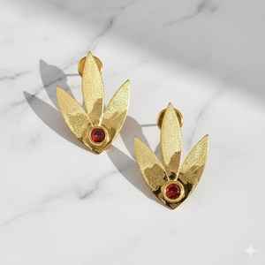 Pendientes de Plata de Ley 925 con Baño de Oro de 14K, Diseño de Hoja con Rubí y Gema Verde, Acabado Mate - Product Image 1