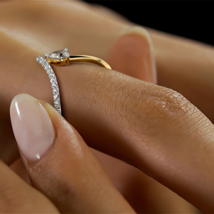 Bague de fiançailles ovale en diamant en or jaune au style romantique pour femme - Product Image 3