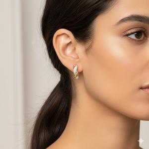 Pendientes de aro tipo huggie de oro amarillo de 14K con diamantes cultivados en laboratorio, engastados en pavé, entrelazados, pequeños y lujosos, para ella. - Product Image 4