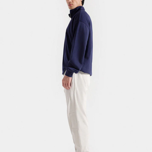 Sweat-shirt essentiel Signature de poids moyen : 100 % coton durable avec une silhouette cintrée moderne - Product Image 3