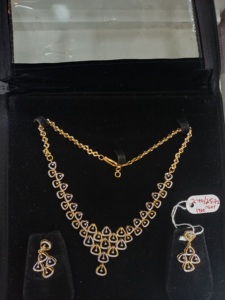 Conjunto de Collar Triangular de Diseño en Oro de 14K de Lujo con Pendientes a Juego, Joyería Moderna para Novias, Fiestas y Bodas, Regalo para Mujer - Product Image 4