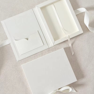 Caja de Regalo de Terciopelo de 5x7 Pulgadas para Invitaciones de Fiesta <span class=keywords><strong>y</strong></span> Boda, Caja de Recuerdo Color Marfil con Monograma en Dorado - Product Image 1