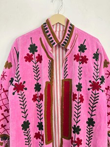 เสื้อแจ็คเก็ตซูซานีกำมะหยี่ปักลายดอกไม้สีชมพูสุดหรูสำหรับผู้หญิง คอตั้ง แขนยาว สไตล์โบฮีเมียน เสื้อคลุมสำหรับฤดูใบไม้ร่วง - Product Image 3