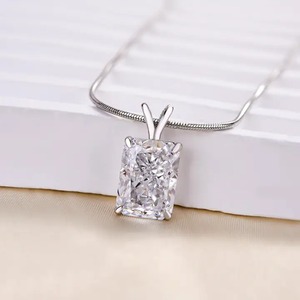 Collier pendentif tendance pour femme en argent sterling 925 plaqué or blanc 18 carats avec moissanite 5,0 carats taille Radiant effet glace pilée - Product Image 1