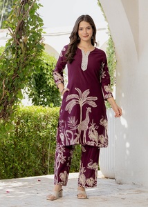 Kurta en coton pur pour femmes avec motifs ethniques imprimés et travail de broderie régulier, accompagné de pantalon - Product Image 3