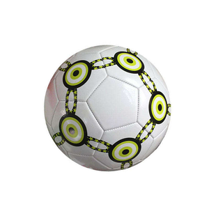 Balón de Fútbol Blanco CORE FIELD con Patrón de Círculos Concéntricos Verdes y Negros, Ecológico, Resistente, para Entrenamiento en Interiores/Exteriores - Product Image 2