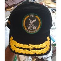 Esta es una gorra Kepi Civil W de cuero negro con insignia cruzada.