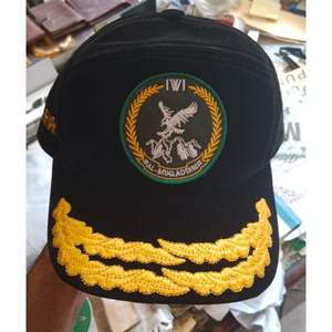 นี่คือหมวกหนังสีดำแบบ Civil W Kepi-Hat พร้อมตราสัญลักษณ์แบบไขว้ - Product Image 3