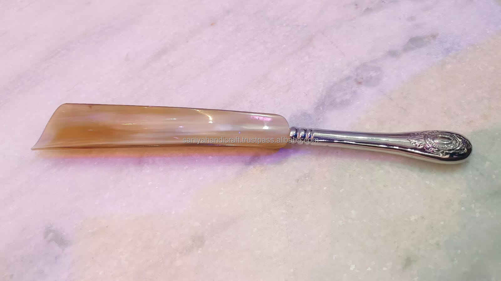 สีเทาเข้ม