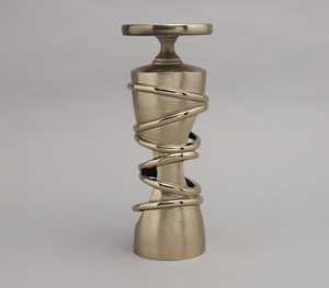 Lanterne cylindrique dorée Garden Glow avec design en maille pour la décoration de la maison, luminaire suspendu en métal durable - Product Image 6