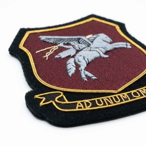 Écusson brodé main personnalisé pour blazer, motif Cheval ailé et Étrier, en fil doré sur fond marron - Product Image 2