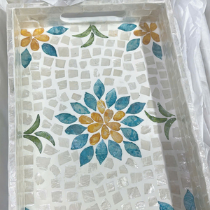 Elegante bandeja de ratán vietnamita con incrustaciones de nácar para recuerdos de bodas y servir aperitivos con motivos florales - Product Image 1