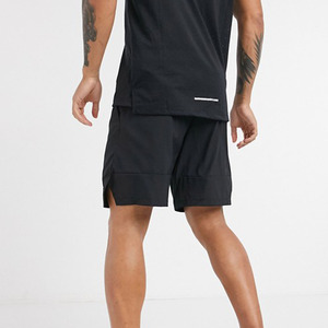 กางเกงขาสั้นผู้ชายดีไซน์ทันสมัยสำหรับผู้ซื้อจำนวนมาก สวมใส่สบาย เหมาะสำหรับฤดูร้อน ราคาถูก มีสีพื้นและสามารถปรับแต่งโลโก้ได้ - Product Image 3