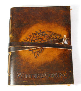 Carnet en cuir miniature vintage fait main avec motif loup en relief et la phrase « L'hiver arrive », papier écologique, cadeau - Product Image 1