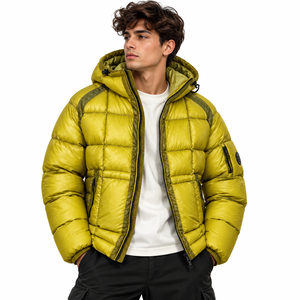 Chaqueta de plumón con capucha amarilla personalizada para hombre, a prueba de viento, informal, para invierno, con cierre de cremallera y logotipo en la manga. - Product Image 1