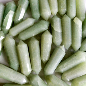 Aventurina Verde con Doble Terminación en Punta de Lápiz |   Colgante de Piedra Curativa de Cristal Natural con Envoltura de Alambre, Venta al por Mayor de Gemas de la India a Granel - Product Image 2