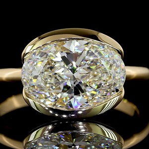 Bague de fiançailles solitaire minimaliste en or jaune 18 carats avec diamant de laboratoire ovale de 2,5 carats certifié IGI, sertie clos en clos, style East West - Product Image 3