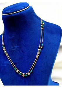 Collier indien traditionnel en or 22 carats à double rangée avec perles et pierres d'émeraude verte, disponible en OR/ARGENT/BRASS. - Product Image 3