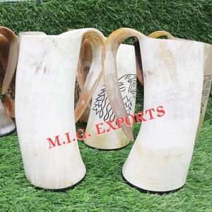 Auténtica taza vikinga hecha a mano de cuerno de vaca, jarra natural de cuerno de buey para cerveza, cerveza de malta y hidromiel. Ecológico, Vintage, Medieval. - Product Image 1