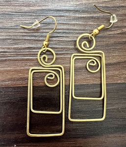 ต่างหูทองเหลืองสุดหรู – ต่างหูทรงสี่เหลี่ยมเรขาคณิตแบบห้อยประดับลวดสีทอง สไตล์โมเดิร์นมินิมอล เครื่องประดับขายส่ง - Product Image 2