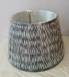 Abat-jour cylindriques en tissu de lin Ikat Gathered Anna pour lustres suspendus, avec douilles B22 et anneaux simples - Product Image 1