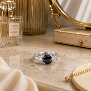 Anillo de oro blanco de 14 quilates con tres diamantes negros |   Anillo de Compromiso, Aniversario o Promesa de Lujo |   Joyería Fina para Mujer, Regalo - Product Image 4