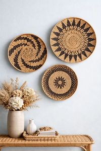 Conjunto de Decoración de Pared de Mimbre Tejido Estilo Boutique, Cestas Colgantes Tejidas a Mano en Negro y Crema para un Interior de Hogar Elegante y Ecléctico - Product Image 5