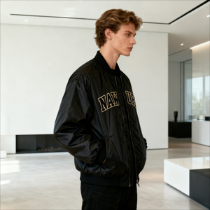 แจ็คเก็ตวาร์ซิตี้ผ้าซาตินไซส์ใหญ่ OEM ปักลายตามสั่ง แจ็คเก็ตบอมเบอร์แบบ Letterman ขายส่งสำหรับผู้ชายและผู้หญิง คอตั้ง สไตล์สตรีทแวร์ - Product Image 2