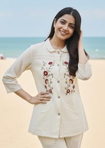 Tunique en coton Khadi – Chemise brodée à la main à motifs floraux pour femmes, idéale pour le bureau et la plage en été - Product Image 3