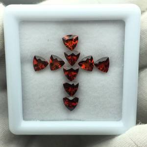 พลอยโกเมนสีแดงธรรมชาติทรงทริลเลียนเจียระไนแบบเหลี่ยมเพชรพลอย  ขนาดมาตรฐาน  ได้รับการรับรอง  ไม่ผ่านการปรับแต่ง  พร้อมสำหรับการฝังในเครื่องประดับ - Product Image 3