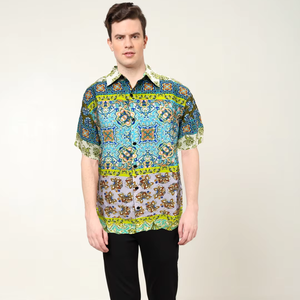 Camisa elegante para hombre, multicolor, de poliéster, con estampado floral, corte regular, con cuello y mangas cortas, para uso casual. - Product Image 1