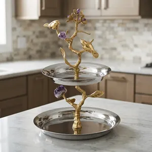 Base para Pastel en Forma de Árbol Dorado con Dos Bandejas Plateadas Conectadas por una Rama Artística que Sostiene Pájaros Pequeños Delicados y Racimos de Amatista - Product Image 4