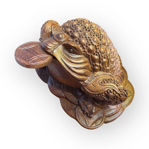 Une statue de crapaud exquisément sculptée est présentée sur l'autel dédié au dieu de la richesse et au dieu de la terre. - Product Image 2