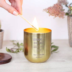 Envase y Tarro de Cobre Personalizado Hecho a Mano para Velas Aromáticas de Lujo, Cilíndrico, Mate, de 16 oz, para Uso Religioso Navideño - Product Image 1