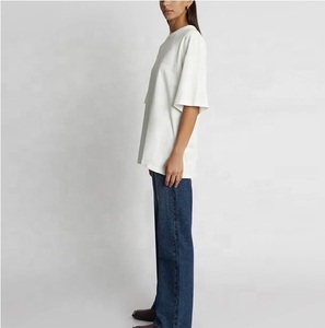Camiseta de algodón oversize para mujer, cuello redondo, ajuste holgado informal. Compra camisetas de cuello redondo para mujer con MOQ bajo. - Product Image 4